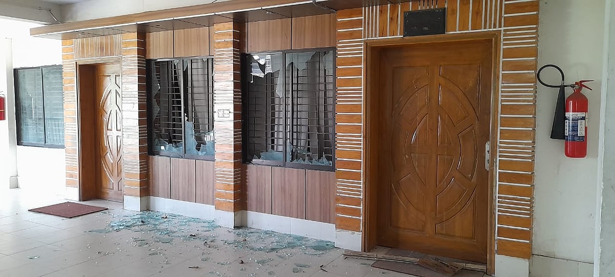 নোয়াখালী পৌরসভা ভবনে হামলা ভাঙচুর চালিয়েছে দুর্বৃত্তরা। আজ বেলা তিনটায়